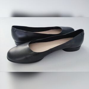 NEW. ECCO Women's Black Leather Ballet Flats. Size 10 US. 41 EU.